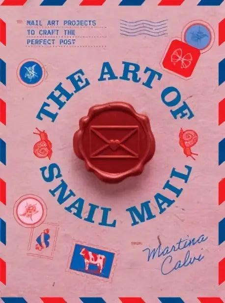 Rood waszegel op roze kaft met blauwrood gestreepte rand en titel the art of snail mail van martina calvi