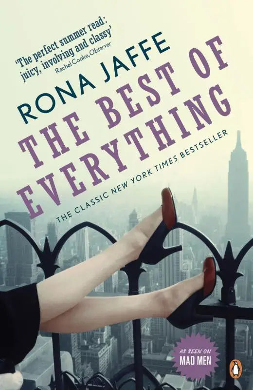 Paperback boek the best of everything door rona jaffe met paarse en teal titel en zwarte hakken op balkon uitzicht