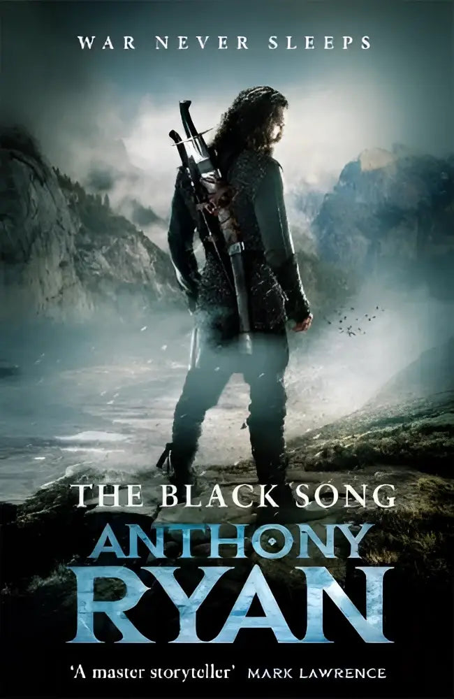Cover van the black song boek twee raven’s blade toont een eenzame krijger tegen mistige bergen in donkere fantasystijl
