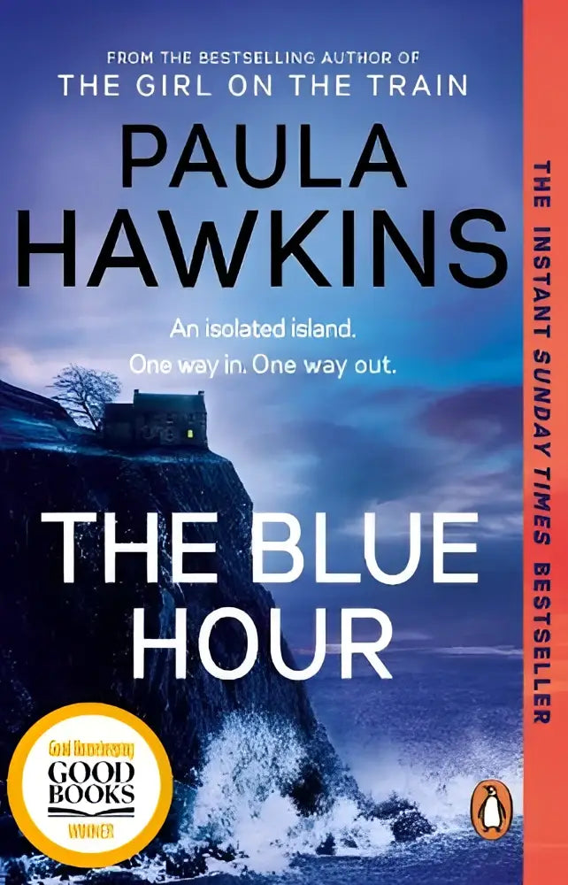 The blue hour van paula hawkins is een paperbackboek met een donkerblauwe omslag met een eiland en woeste golven