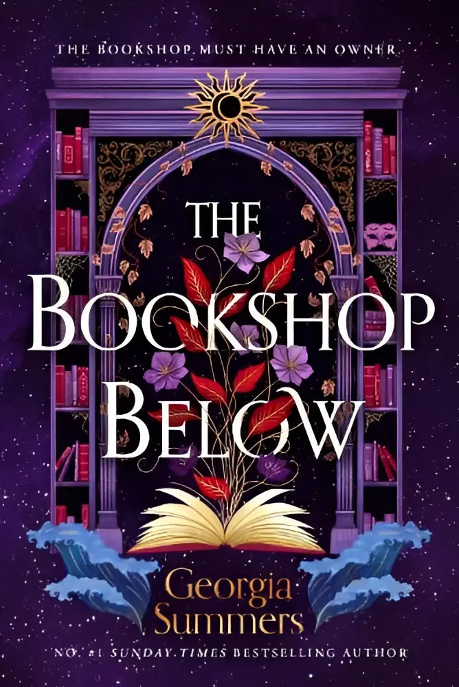 De bookshop below is een fantasy roman met een sierlijk paarse en gouden omslag met boekenplanken, bloemen en maskers
