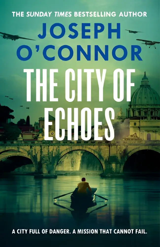 The city of echoes boekcover van joseph oconnor toont een sfeervolle scène met silhouetten van vliegtuigen boven een oude stenen brug en een gele boot in rome escape line stijl