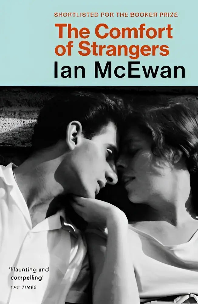 The comfort of strangers door ian mcewan is een paperback boek met een zwart-witte omslag en twee personen dicht bij elkaar