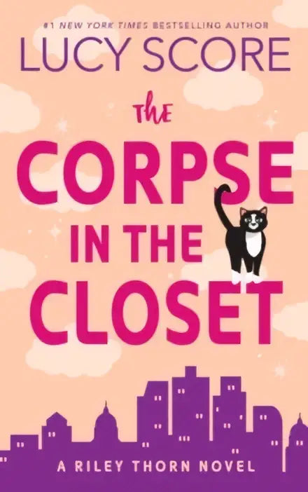 De boekcover van the corpse in the closet van lucy score toont een zwarte-witte kattenillustratie met roze en paarse tekst op perzikkleurige achtergrond