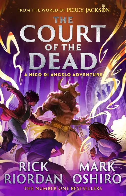 The court of the dead boekomslag toont levendige paarse en gouden illustraties uit de wereld van rick riordan en mark oshiro