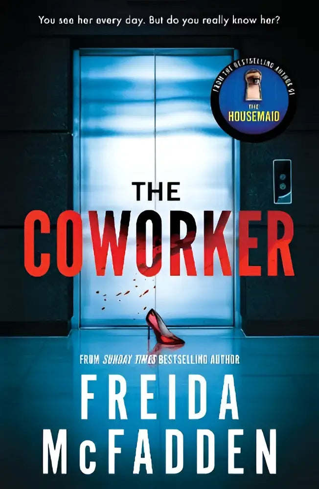 Rode lakleren hoge hakken voor een open liftdeur bij the coworker van de sunday times bestselling author