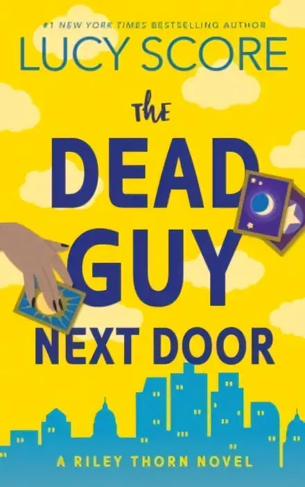 The dead guy next door door lucy score een levendige gele boekomslag met blauwe en zwarte tekst en een hand met telefoon tegen stadsachtergrond