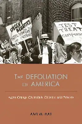 De boekcover van the defoliation of america toont een sepia-tonige protestscene met borden tegen agent orange chemicaliën