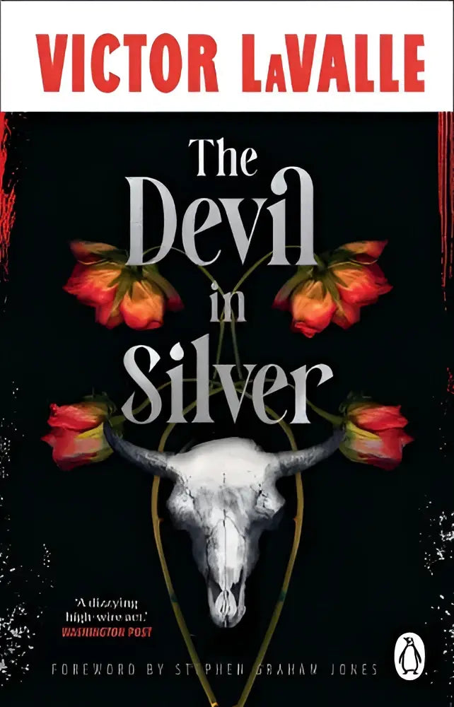 The devil in silver van victor lavalle is een bovennatuurlijke fictie met een zwart omslag en een witte stierenkop met rode bloemen