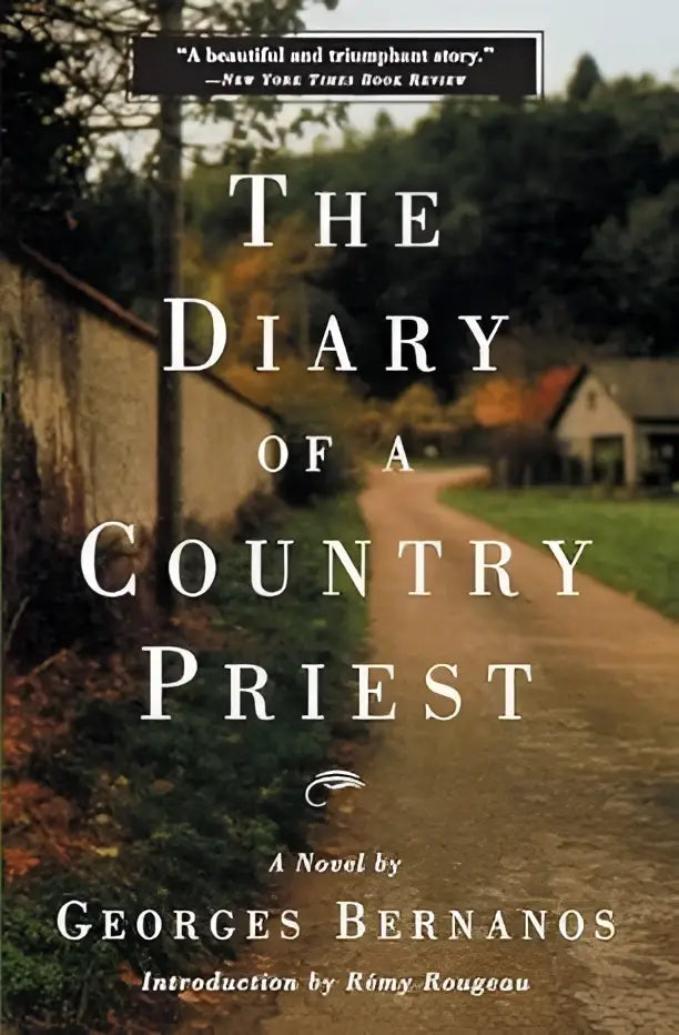 Hardcover boek the diary of a country priest met rustiek plattelandsontwerp en herfstachtig pad naar stenen huis
