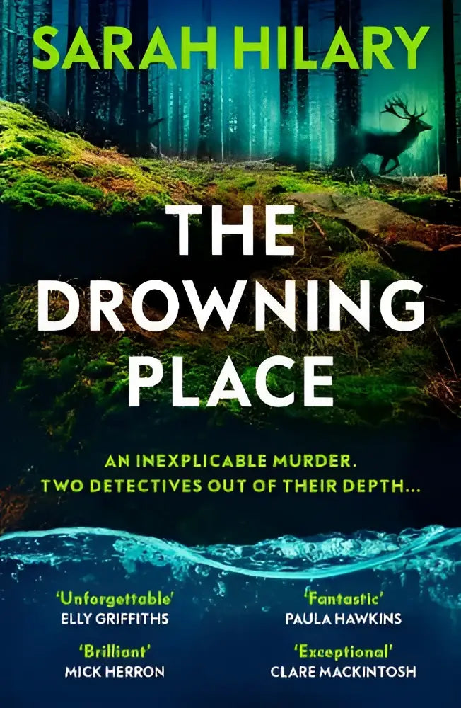 De boekcover van the drowning place door sarah hilary toont een donker bos met groen mos en de silhouet van een hert