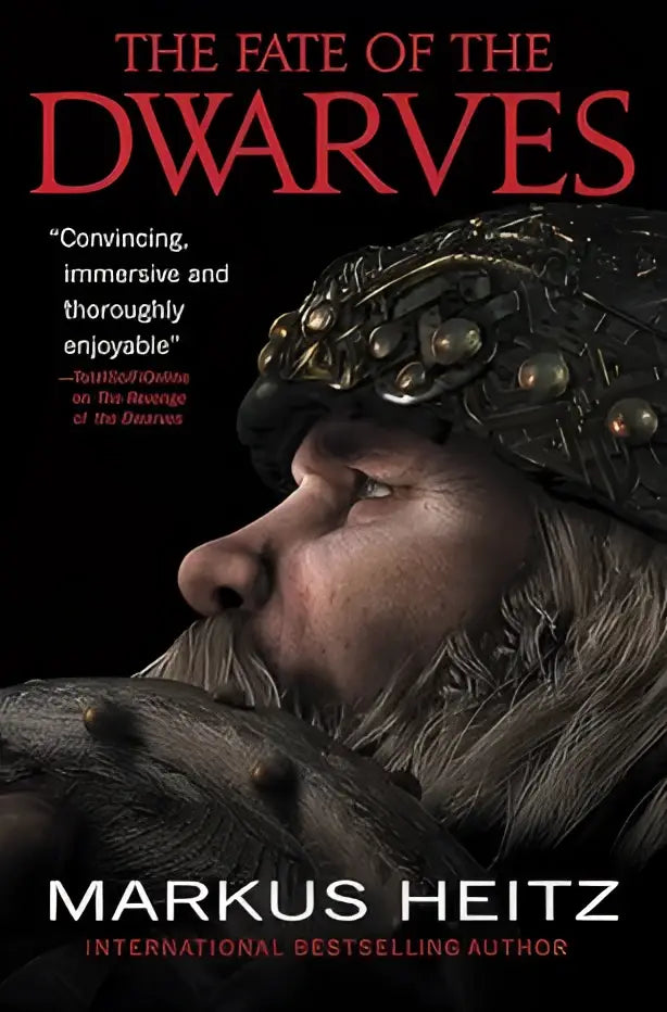 De voorkant van het boek the fate of the dwarves toont een gedetailleerde illustratie van een baardige dwerg met een metalen helm met klinknagels en ingebedde edelstenen