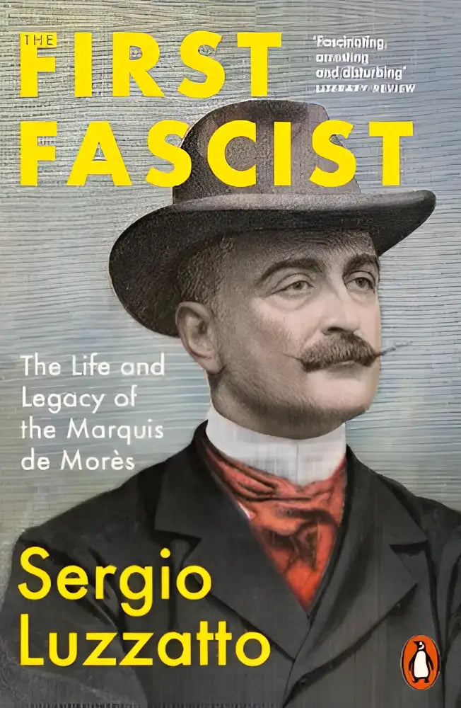 De eerste fascist boekcover toont een sepia portret van een man in formele kleding met een rode das op een grijze achtergrond