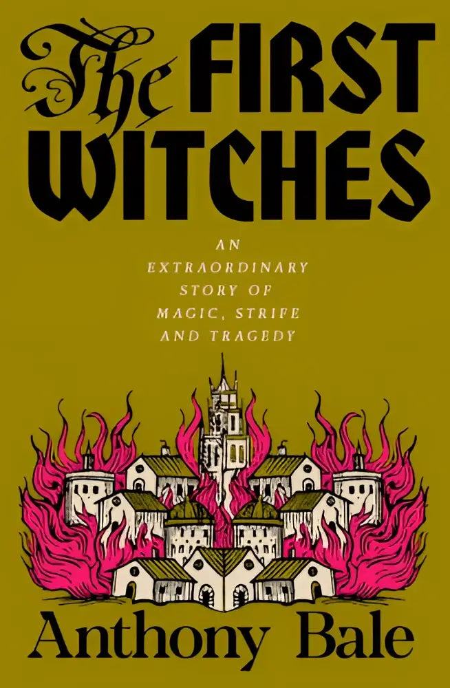Het boek the first witches van anthony bale heeft een olijfgroene kaft met zwarte letters en wit-rosse middeleeuwse huizen, historische non-fictie over europese geschiedenis