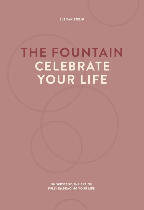 Een zacht roze boek met minimalistische cirkelpatronen getiteld the fountain celebrate your life van els van steijn om het kunst van volledig leven te begrijpen