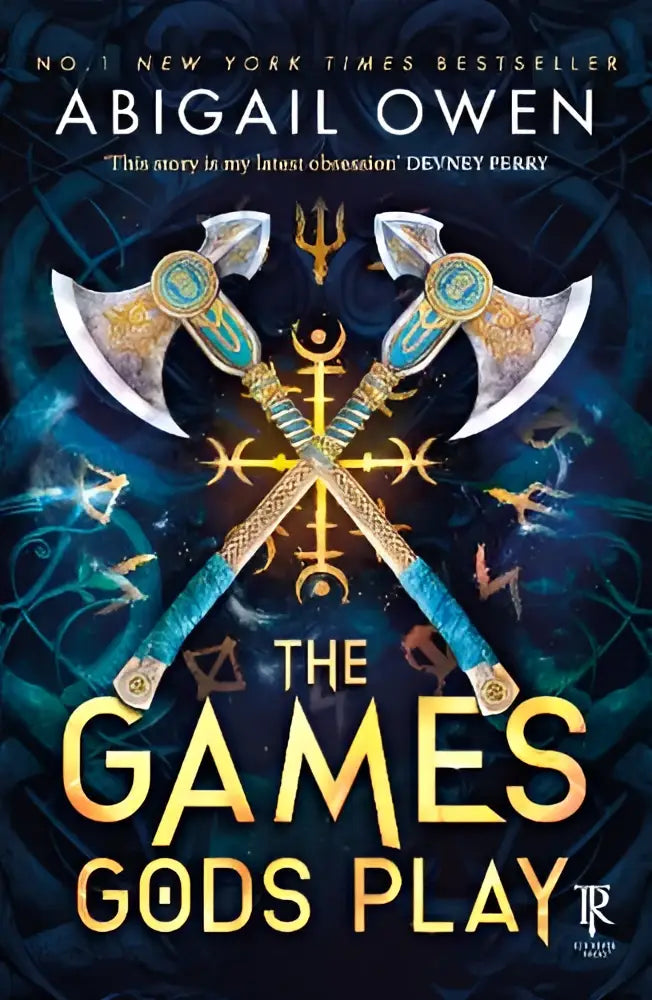 The games gods play door abigail owen toont twee sierlijke kruiselings geplaatste bijlen met zilveren lemmet en turquoise handvat met gouden details