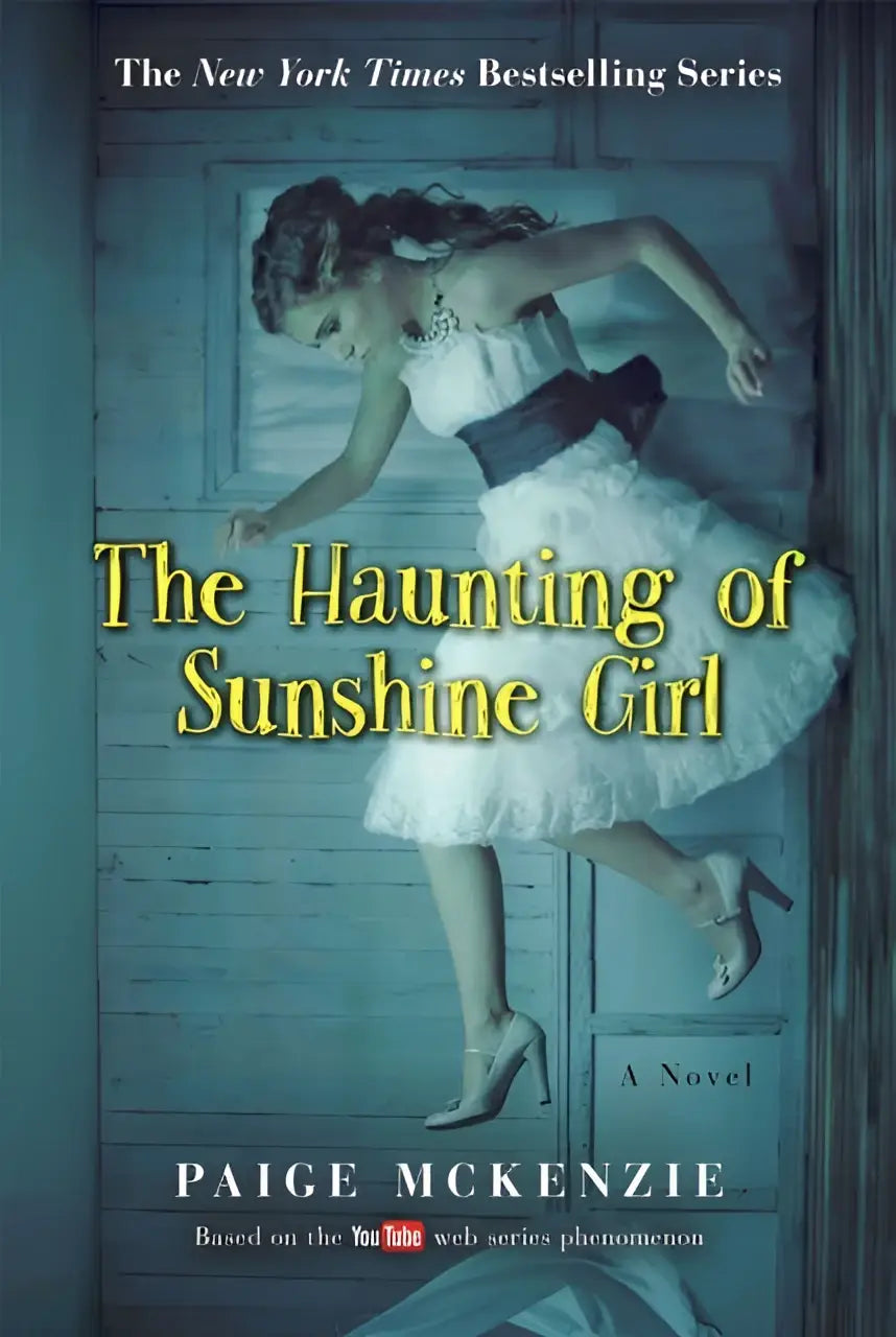 Een vrouw in een witte jurk met zwarte ceintuur en hakken staat bij een houten deur voor het boek The haunting of sunshine girl boek een