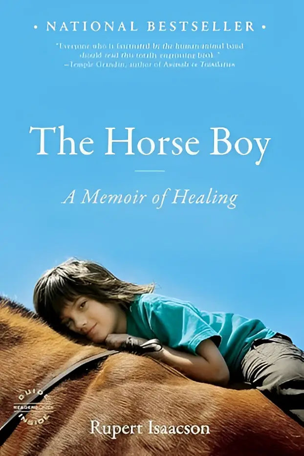 The horse boy een memoire van genezing toont een jongen in een groene trui op de rug van een bruin paard voor een blauwe lucht