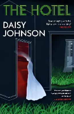 The hotel van Daisy Johnson paperback met witte jurk op groen gras en open deur