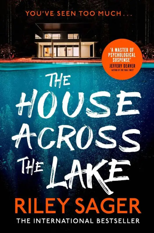 The house across the lake boekcover met een huis aan het meer en bold witte en oranje tekst voor een nieuwe psychologische spanning