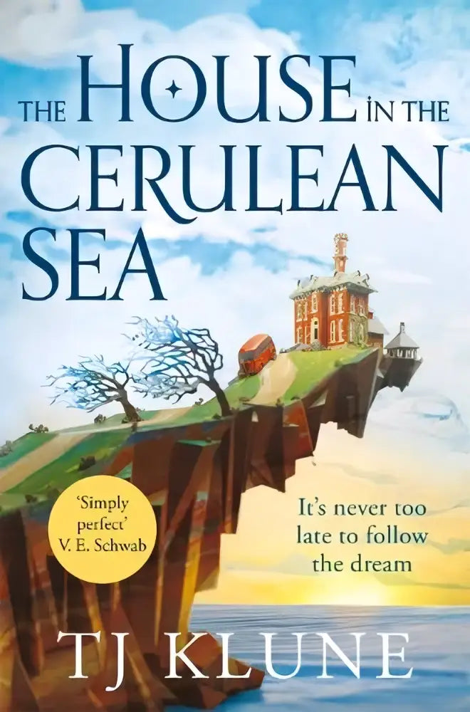 De cover van the house in the cerulean sea toont een rood bakstenen huis op een klif met uitzicht op de cerulean sea