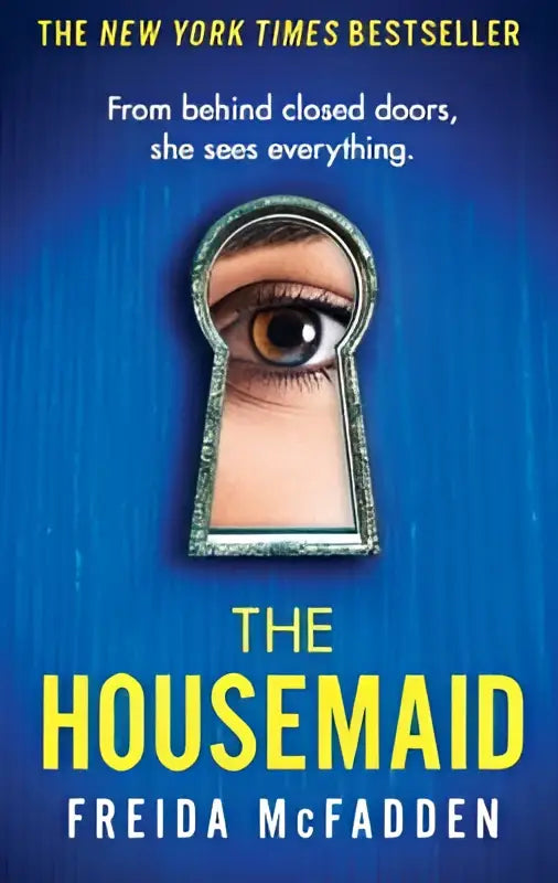 The housemaid complete bundle van freida mcfadden met blauwe kaft en oog achter sleutelgat voor psychologische spanning