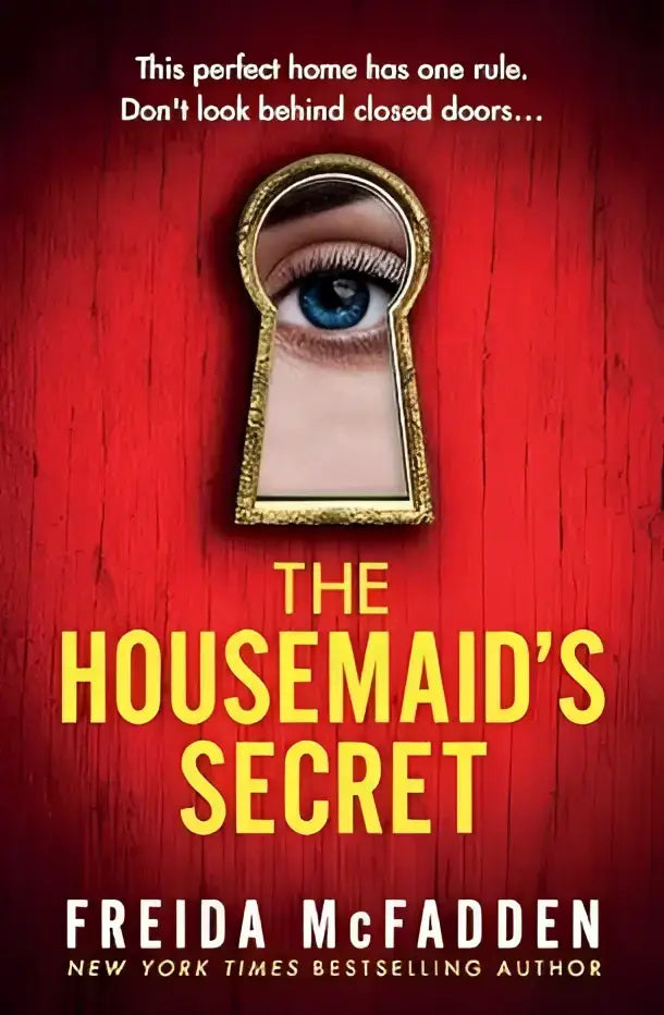 De huisvrouw complete bundle van freida mcfadden toont een gouden sleutelgat met een blauw oog tegen een rood houten achtergrond, perfect voor fans van psychologische spanning en verslavende thrillers