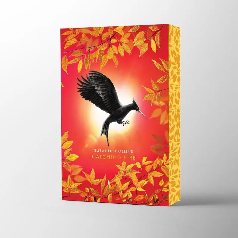 Rode hardcover editie van the hunger games catching fire deluxe met zwart vliegend vogelmotief voor jonge lezers