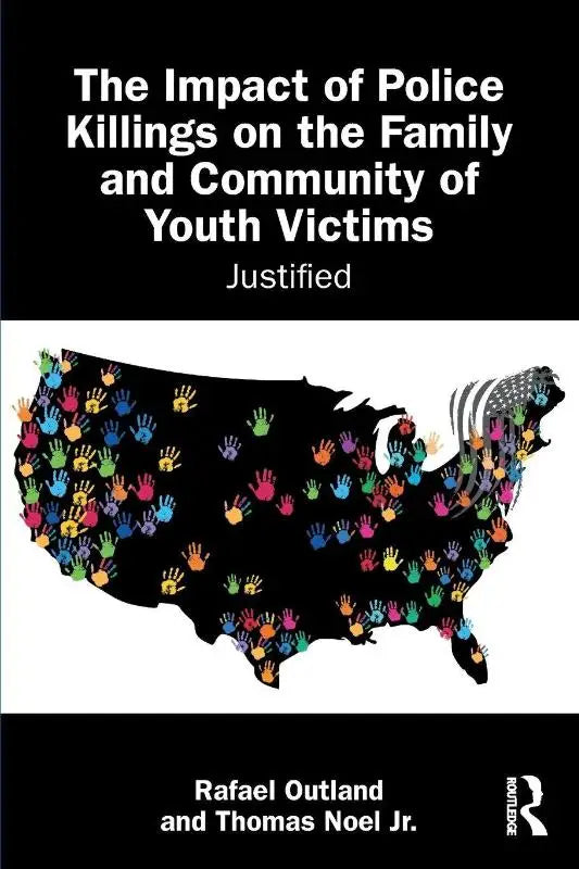 Zwart boekcover met kaart van de vs gevuld met kleurrijke handafdrukken en Amerikaanse vlag, behandelt killings on the family and community