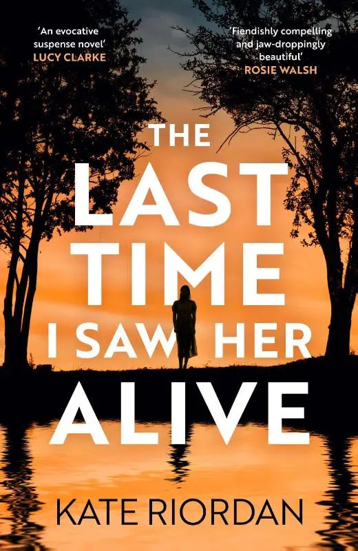 Boekcover van the last time i saw her alive door kate riordan met witte letters tegen oranje zonsondergang en silhouet