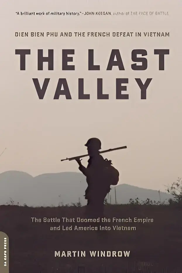 Hardcoverboek the last valley dien bien phu met beige omslag en silhouet van soldaat tegen berglandschap