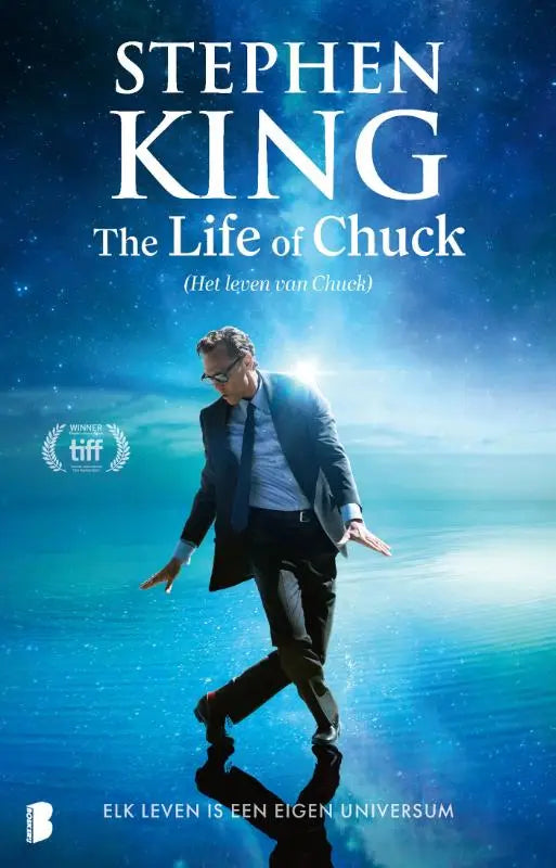 Een man in een donker pak loopt door een blauw kosmisch universum met reflectie in the life of chuck