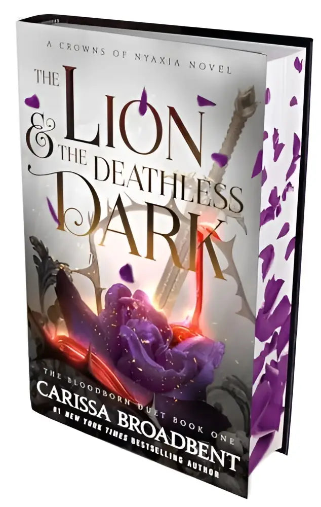 De fantasyroman the lion and the deathless dark van carissa broadbent met een geïllustreerde paarse en gouden omslag