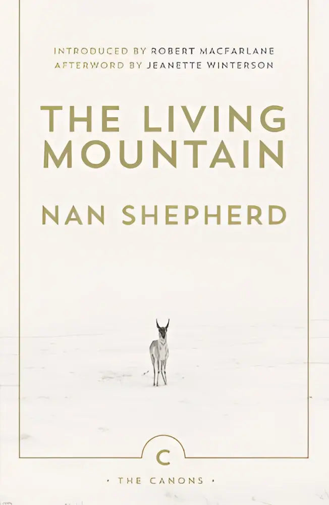 Minimalistische cover van the living mountain met elegante gouden letters en een zwart-wit illustratie van een dier in sneeuw