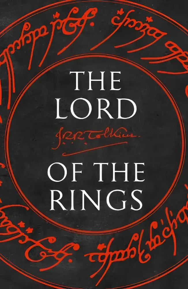 De lord of the rings boekcover met een donkere achtergrond en rode elvish tekst voor the fellowship the ring en the two towers