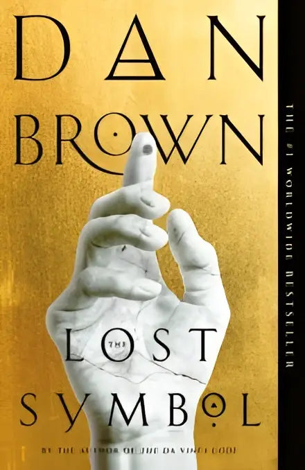 The lost symbol boekcover met een wit gebeeldhouwd handbeeld dat omhoog wijst tegen een gouden achtergrond