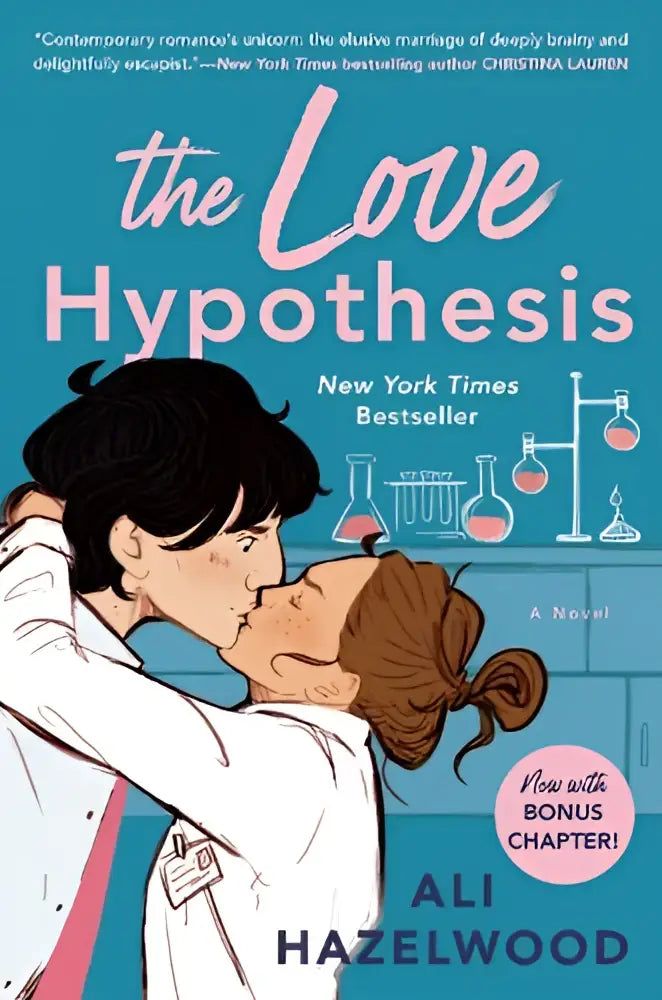 The love hypothesis boek met een geïllustreerde cover van twee personages in labjassen die kussen tegen een teal achtergrond
