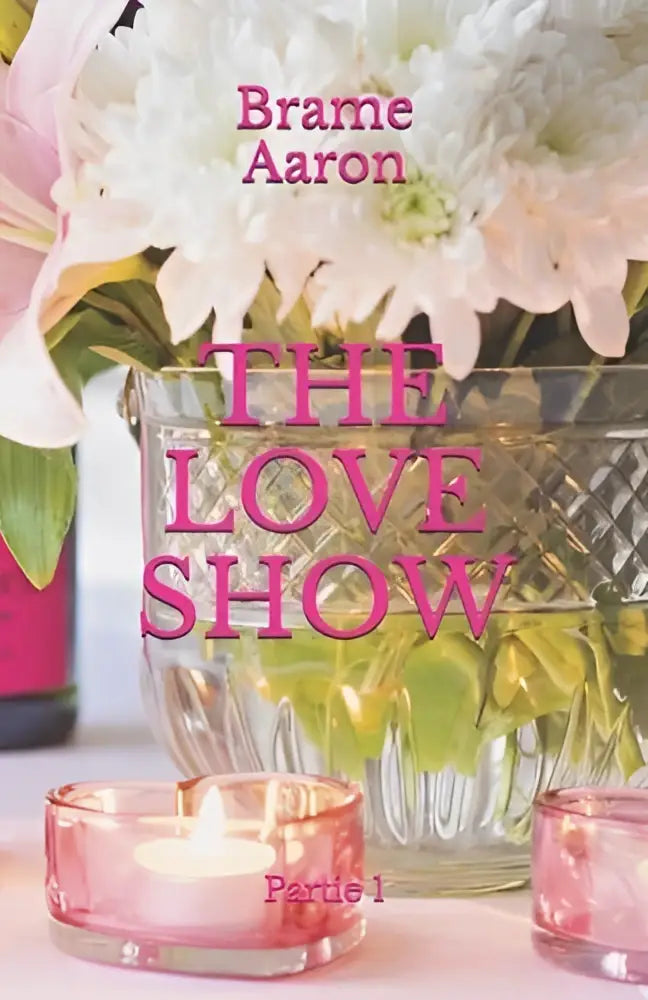 Een helder geslepen glazen vaas met een boeket witte en roze bloemen in the love show - partie 1