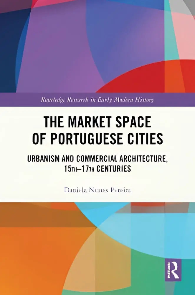 De boekomslag van the market space of portuguese cities toont een abstract ontwerp met paarse, blauwe, oranje en groene vormen over urbanism and commercial architectuur
