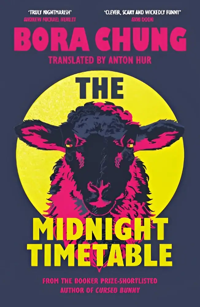 De midnight timetable boekomslag toont een zwarte schaap met roze ogen en magenta accenten tegen een gele cirkel achtergrond