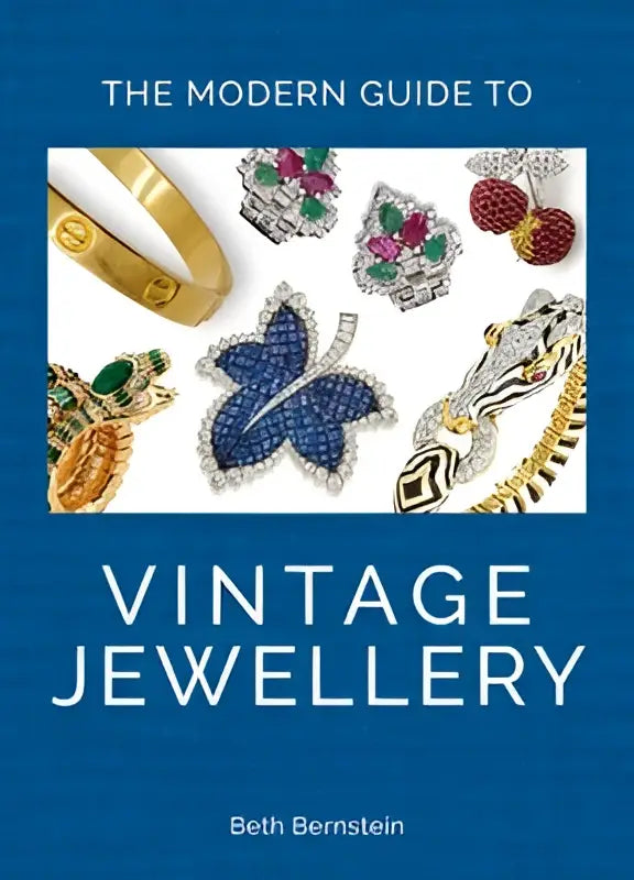 The modern guide to vintage jewellery door beth bernstein toont een kleurrijke collage van gouden, edelsteen en zilveren sieraden