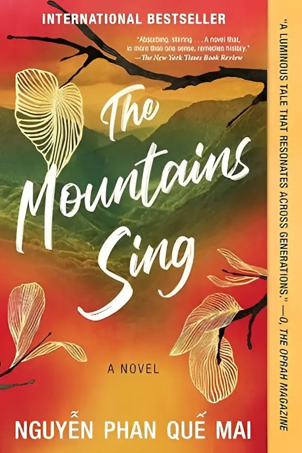 De roman the mountains sing van nguyễn phan quế mai toont een geïllustreerde omslag met gouden bladeren op een oranje groene achtergrond
