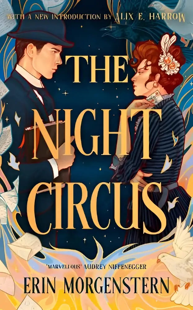 De night circus boekcover toont een sierlijk ontwerp met een man en vrouw in historische kleding tegen een sterrenhemel