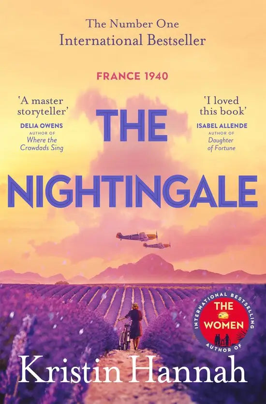The nightingale van kristin hannah, een historische roman als paperback met paarse en oranje omslag en vrouw op fiets