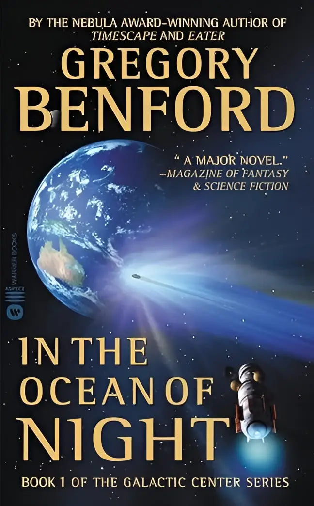 De omslag van het boek in the ocean of night galactic center book 1 toont een blauwe en witte aarde met een ruimteschip in een donkere kosmische achtergrond