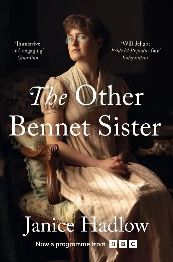 Boekomslag van the other bennet sister van janice hadlow met elegante vrouw in crèmekleurige jurk op sierlijke meubels