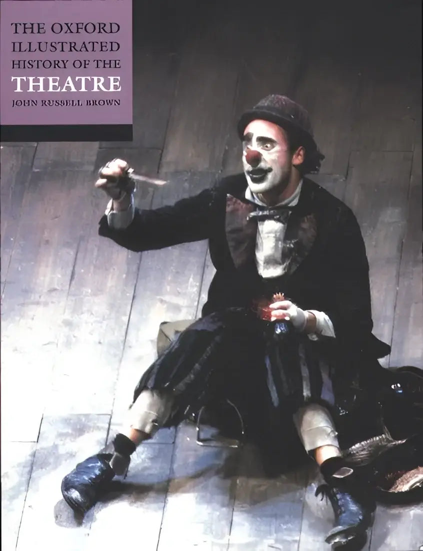De cover van the oxford illustrated history of theatre door john russell brown toont een clown in zwartwit met rode neus zittend op houten vloerplanken