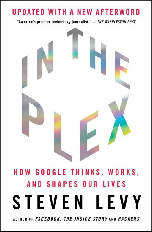 De boekcover van in the plex door steven levy toont een witte achtergrond met iriserende letters over hoe google denkt en ons leven vormt