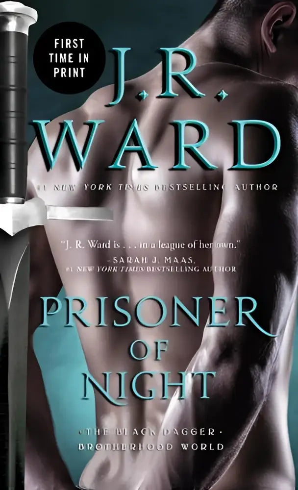 De prisoner of night boekomslag toont een gespierde man op de rug bij black dagger brotherhood thema
