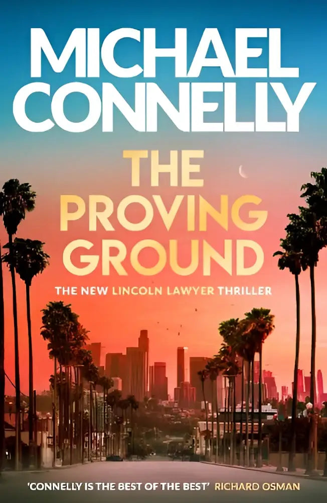 De boekcover van the proving ground door michael connelly toont vet witte en gele tekst tegen een zonsondergang met palmbomen in de blockbuster lincoln lawyer thriller